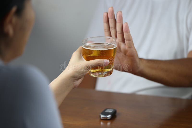 Μην πιείτε και οδηγήστε την έννοια, νέα ποτήρια εκμετάλλευσης χεριών γυναικών της μπύρας και του άνδρα που παρουσιάζουν χειρονομί στοκ φωτογραφίες Μην πιείτε και οδηγήστε την έννοια, νέα ποτήρια εκμετάλλευσης χεριών γυναικών της μπύρας και του άνδρα που παρουσιάζουν χειρονομί στοκ φωτογραφίες