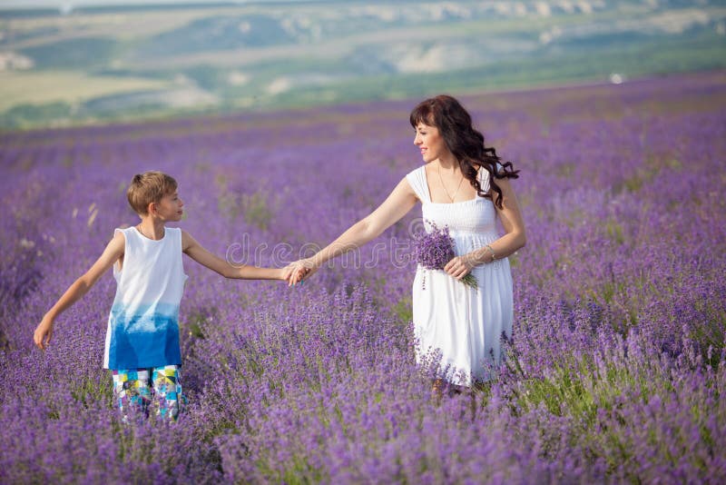 Μητέρα και γιος ο πορφυρός lavender τομέας στοκ φωτογραφία με δικαίωμα ελεύθερης χρήσης Μητέρα και γιος ο πορφυρός lavender τομέας στοκ φωτογραφία με δικαίωμα ελεύθερης χρήσης
