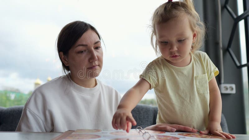 μητέρα και κόρη επιλέγουν φαγητό στο εστιατόριο φιλμ μικρού μήκους