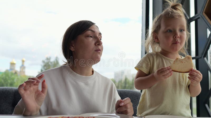 μητέρα και κόρη που μοιράζονται πίτσες σε εστιατόριο φιλμ μικρού μήκους