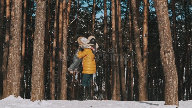 Μητέρα και λίγη κόρη που απολαμβάνουν στο Winter Park Η γυναίκα και το κορίτσι έχουν τη διασκέδαση απόθεμα βίντεο Μητέρα και λίγη κόρη που απολαμβάνουν στο Winter Park Η γυναίκα και το κορίτσι έχουν τη διασκέδαση απόθεμα βίντεο