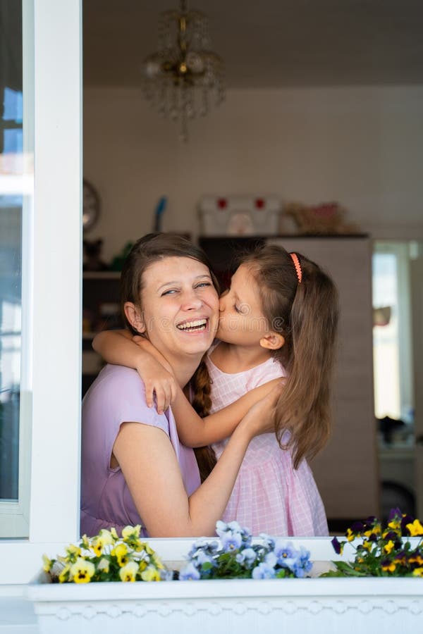 μητέρα με κόρη προσχολική κοιτάζει έξω από το παράθυρο στοκ φωτογραφίες με δικαίωμα ελεύθερης χρήσης
