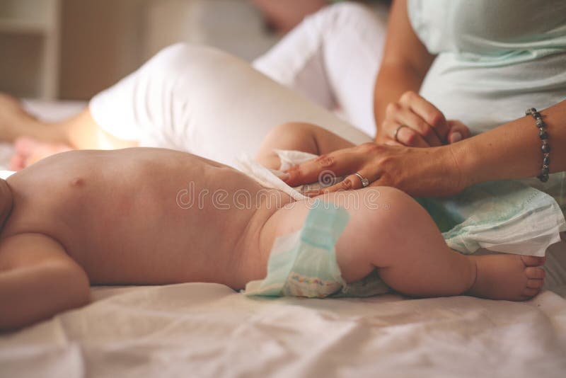 Μητέρα με το μωρό της στο σπίτι Μεταβαλλόμενη πάνα μητέρων αυτή ελάχιστα στοκ φωτογραφία Μητέρα με το μωρό της στο σπίτι Μεταβαλλόμενη πάνα μητέρων αυτή ελάχιστα στοκ φωτογραφία