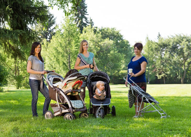 Μητέρες με τις μεταφορές μωρών στο πάρκο