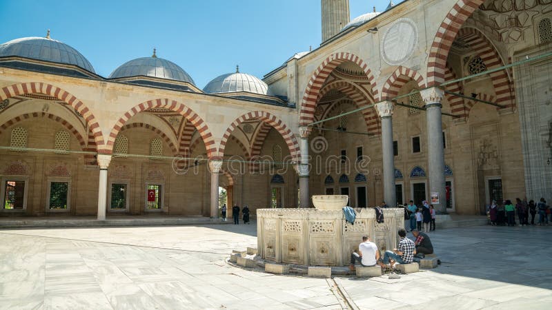 Μια άποψη από το εσωτερικό δικαστήριο του μουσουλμανικού τεμένους Selimiye στη Αδριανούπολη Οι άνθρωποι εκτελούν την πλύση πρίν π στοκ εικόνες με δικαίωμα ελεύθερης χρήσης Μια άποψη από το εσωτερικό δικαστήριο του μουσουλμανικού τεμένους Selimiye στη Αδριανούπολη Οι άνθρωποι εκτελούν την πλύση πρίν π στοκ εικόνες με δικαίωμα ελεύθερης χρήσης