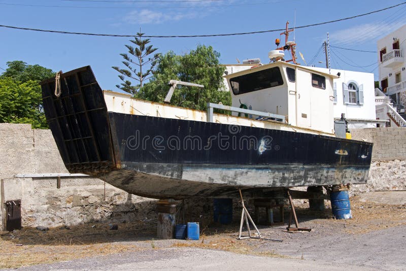 Μια βάρκα σκαφών αλιείας στον ανελκυστήρα σε έναν χώρο στάθμευσης στο νησί Patmos, Ελλάδα στοκ φωτογραφίες Μια βάρκα σκαφών αλιείας στον ανελκυστήρα σε έναν χώρο στάθμευσης στο νησί Patmos, Ελλάδα στοκ φωτογραφίες