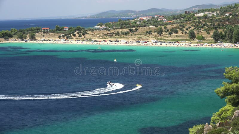 Μια βάρκα τουριστών στον ορίζοντα στον όμορφο καραϊβικό ωκεανό απόθεμα βίντεο