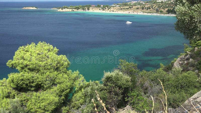 Μια βάρκα τουριστών στον ορίζοντα στον όμορφο καραϊβικό ωκεανό φιλμ μικρού μήκους