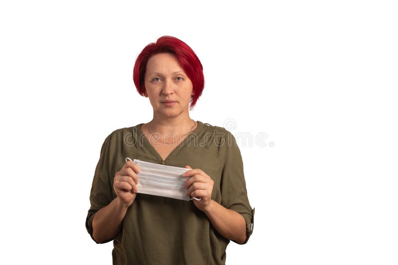 μια γυναίκα κρατά προστατευτική ιατρική μάσκα. απομονωμένο σε λευκό φόντο. στοκ φωτογραφίες