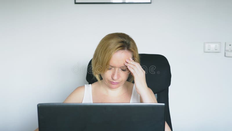 Μια γυναίκα που χρησιμοποιεί το lap-top της κάθεται στον πίνακα, 0 και ενοχλημένος άνθρωπος συγκινήσεων συρμένο εθισμός διανυσματ στοκ φωτογραφία Μια γυναίκα που χρησιμοποιεί το lap-top της κάθεται στον πίνακα, 0 και ενοχλημένος άνθρωπος συγκινήσεων συρμένο εθισμός διανυσματ στοκ φωτογραφία
