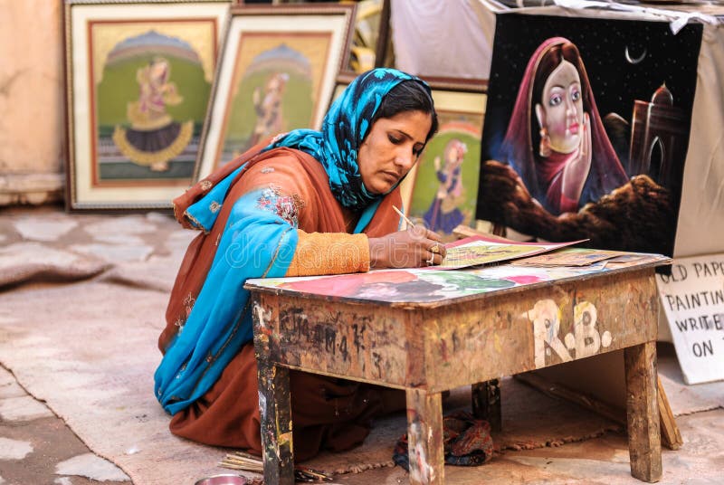Μια γυναίκα χρωματίζει την εικόνα στο Jaipur, Ινδία