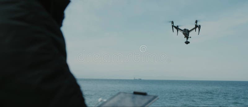 Μια διαδικασία τον κηφήνα quadcopter με τη κάμερα, χειριστής προωθεί quadcopter uav, τηλεκατευθυνόμενο εναέριο πέταγμα οχημάτων Q στοκ φωτογραφία Μια διαδικασία τον κηφήνα quadcopter με τη κάμερα, χειριστής προωθεί quadcopter uav, τηλεκατευθυνόμενο εναέριο πέταγμα οχημάτων Q στοκ φωτογραφία