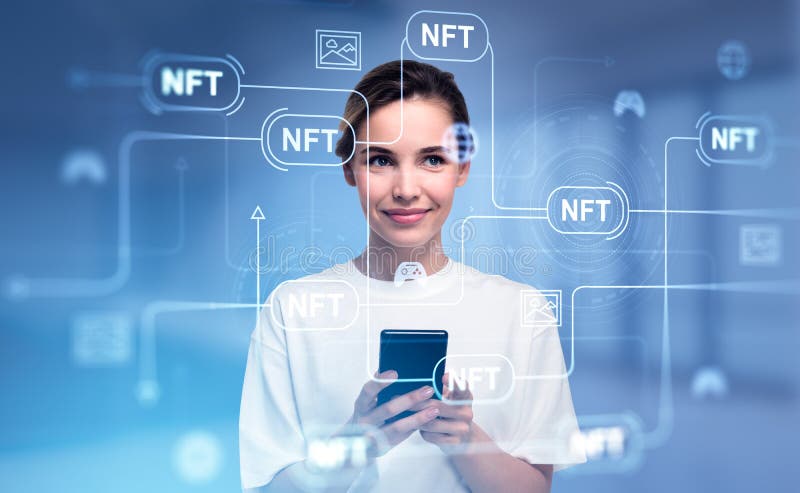 μια επιχειρηματίας με λευκή μπλούζα κρατά smartphone. ψηφιακή είσοδος στοκ φωτογραφία με δικαίωμα ελεύθερης χρήσης
