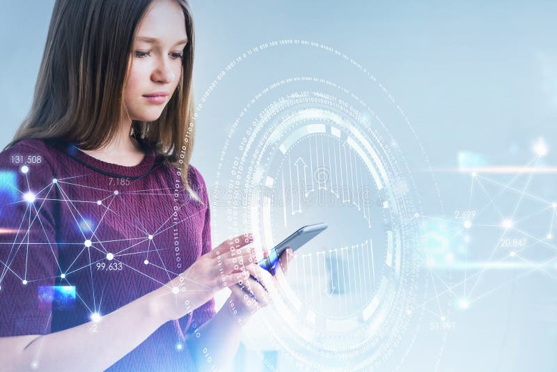 μια επιχειρηματίας με μοβ πουλόβερ κρατά το smartphone με το ολόγραμμα στοκ φωτογραφία με δικαίωμα ελεύθερης χρήσης