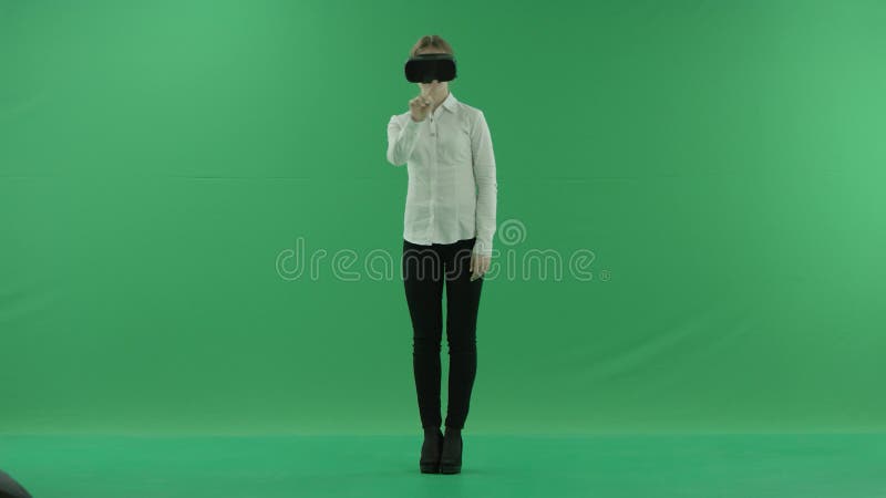 Μια επιχειρηματίας που περπατά σε μια εικονική οθόνη χρησιμοποιώντας ολογραφικά γυαλιά αυξημένης πραγματικότητας μπροστά από ένα