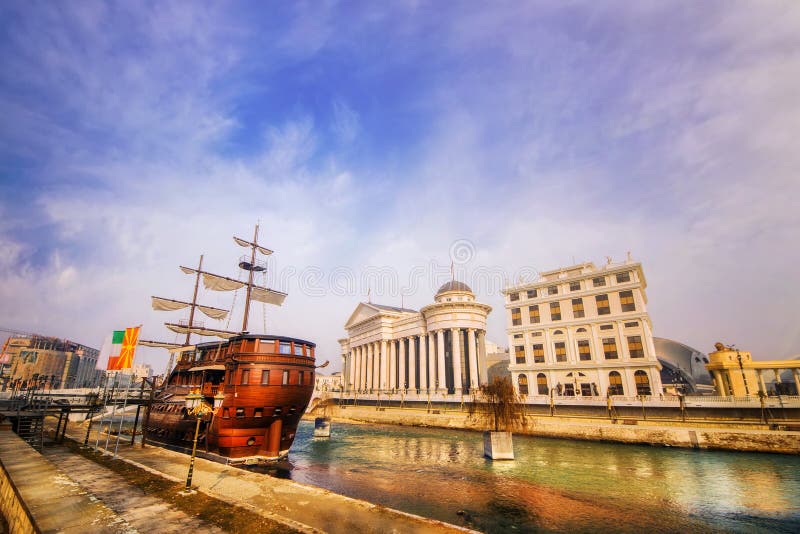 Μια ευρεία γωνία που πυροβολείται του γαλονιού όχθεων ποταμού και του αρχαιολογικού μουσείου της Μακεδονίας στα Σκόπια στοκ εικόνες με δικαίωμα ελεύθερης χρήσης