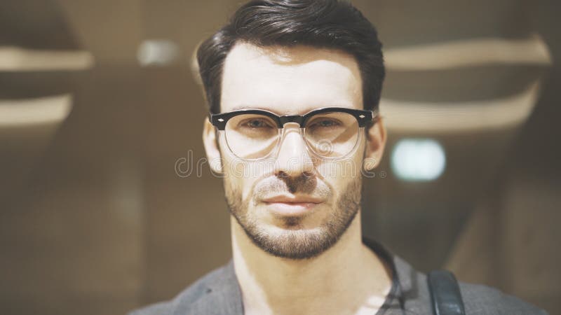 Μια κινηματογράφηση σε πρώτο πλάνο ενός νέου γενειοφόρου ατόμου που εξετάζει τη κάμερα στοκ εικόνες Μια κινηματογράφηση σε πρώτο πλάνο ενός νέου γενειοφόρου ατόμου που εξετάζει τη κάμερα στοκ εικόνες