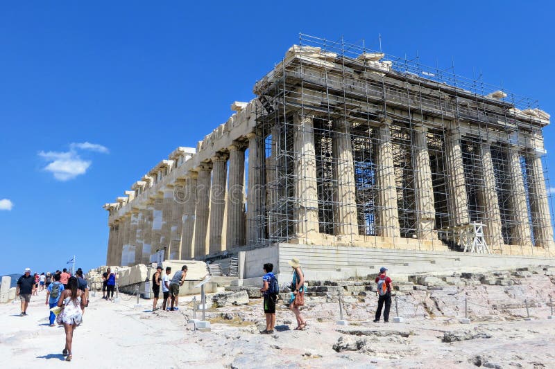 Μια μεγάλη ομάδα επισκεπτών που θαυμάζουν το Parthenon επάνω στην ακρόπολη μια καυτή ηλιόλουστη ημέρα κατά τη διάρκεια μιας θεριν στοκ φωτογραφία με δικαίωμα ελεύθερης χρήσης Μια μεγάλη ομάδα επισκεπτών που θαυμάζουν το Parthenon επάνω στην ακρόπολη μια καυτή ηλιόλουστη ημέρα κατά τη διάρκεια μιας θεριν στοκ φωτογραφία με δικαίωμα ελεύθερης χρήσης