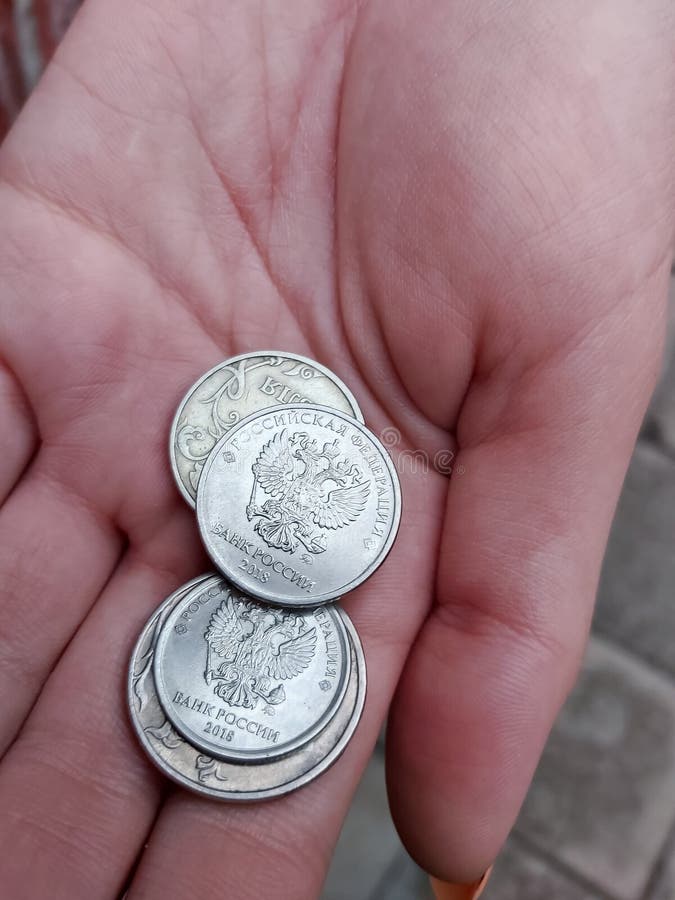Μια νεαρή γυναίκα κρατά το χέρι της με μικρά ρωσικά χρήματα στοκ εικόνες Μια νεαρή γυναίκα κρατά το χέρι της με μικρά ρωσικά χρήματα στοκ εικόνες