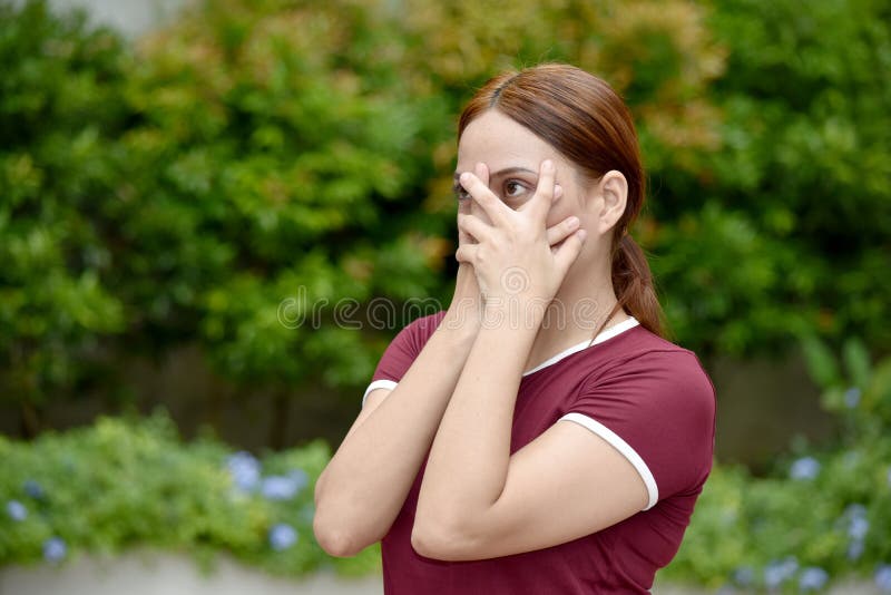 μια ντροπιασμένη νεαρή γυναίκα στοκ εικόνα με δικαίωμα ελεύθερης χρήσης