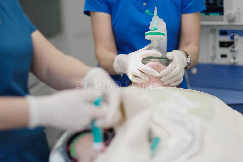 Μια ομάδα anesthesiologists εισάγει την υπομονετική γενικά αναισθησία στοκ φωτογραφίες με δικαίωμα ελεύθερης χρήσης Μια ομάδα anesthesiologists εισάγει την υπομονετική γενικά αναισθησία στοκ φωτογραφίες με δικαίωμα ελεύθερης χρήσης