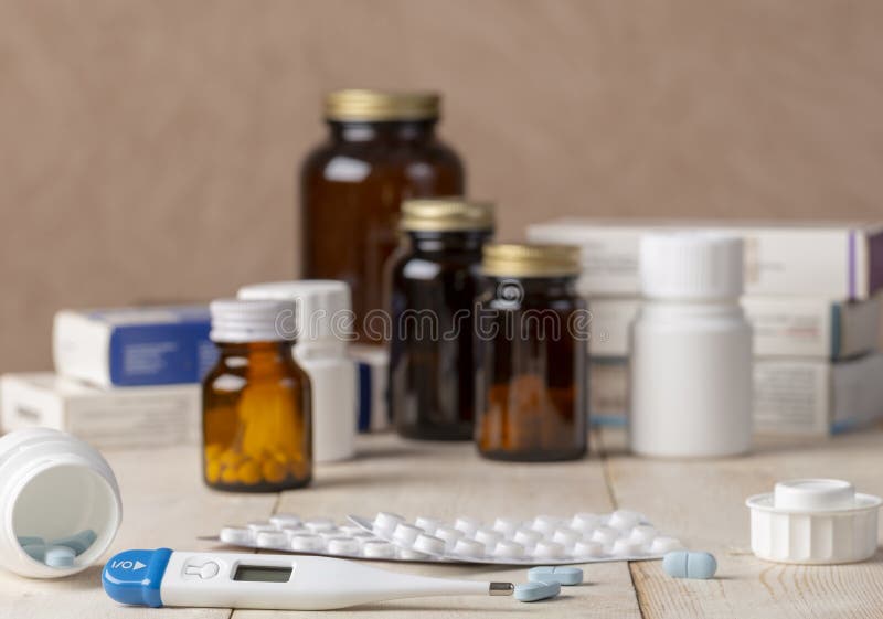 Μια ομάδα κιβωτίων των φαρμάκων, των μπουκαλιών χαπιών, του θερμομέτρου και των φουσκαλών των χαπιών στοκ εικόνες με δικαίωμα ελεύθερης χρήσης Μια ομάδα κιβωτίων των φαρμάκων, των μπουκαλιών χαπιών, του θερμομέτρου και των φουσκαλών των χαπιών στοκ εικόνες με δικαίωμα ελεύθερης χρήσης