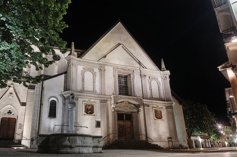 Μια πέτρα καλά και πρόσοψη μιας μεσαιωνικής εκκλησίας στοκ εικόνες Μια πέτρα καλά και πρόσοψη μιας μεσαιωνικής εκκλησίας στοκ εικόνες