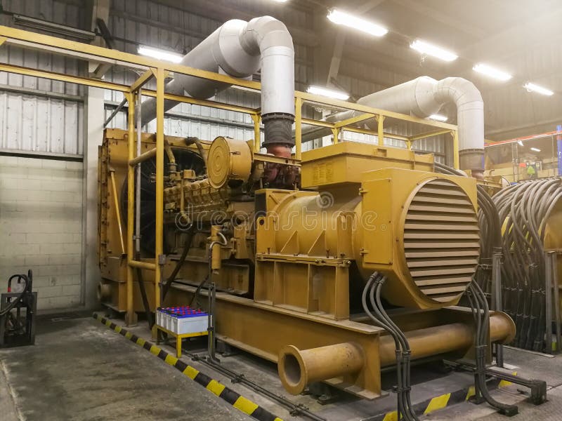 Μια πολύ μεγάλη ηλεκτρική γεννήτρια diesel στο εργοστάσιο για την έκτακτη ανάγκη, στοκ εικόνα Μια πολύ μεγάλη ηλεκτρική γεννήτρια diesel στο εργοστάσιο για την έκτακτη ανάγκη, στοκ εικόνα