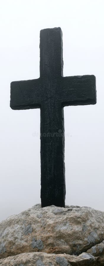 Μια σκοτεινή σιλουέτα ενός μαύρου σταυρού ανεβαίνει από μια ανθεκτική κορυφή βουνού σε ένα φωτεινό ουρανό ενσωματώνοντας πίστη και στοκ εικόνες