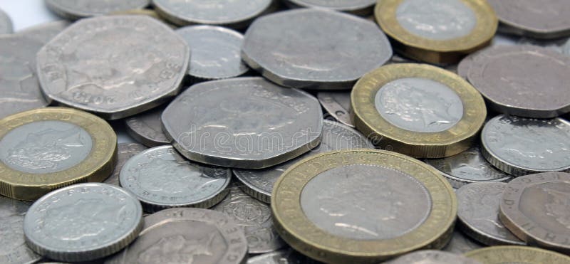 μια στοίβα βρετανικών κερμάτων σε λίρες στερλίνες πενήντα πένες και λίρες και άλλες αλλαγές σε απλό έδαφος στοκ εικόνα με δικαίωμα ελεύθερης χρήσης