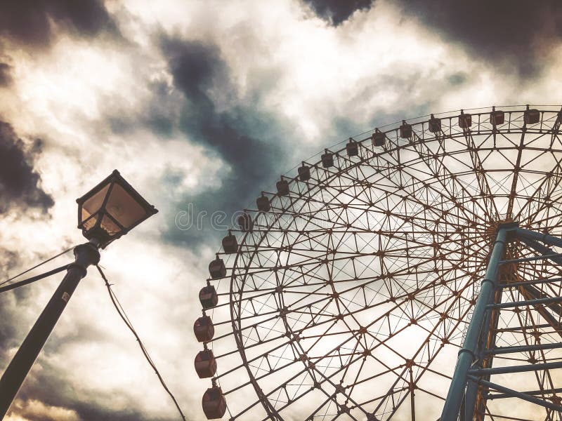 Μια συναρπαστική άποψη των ferris κυλά ενάντια στον ουρανό από το κατώτατο σημείο της κορυφής του πάρκου Mtatsminda funicular στο στοκ φωτογραφία Μια συναρπαστική άποψη των ferris κυλά ενάντια στον ουρανό από το κατώτατο σημείο της κορυφής του πάρκου Mtatsminda funicular στο στοκ φωτογραφία