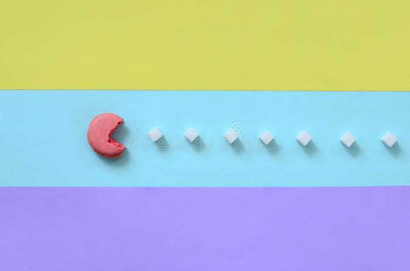 Μια σύνθεση macaroon με ένα ανοικτό στόμα που πρόκειται να φάει τους κύβους ζάχαρης σε ένα μπλε, ρόδινο, κίτρινο και ιώδες υπόβαθ στοκ φωτογραφίες Μια σύνθεση macaroon με ένα ανοικτό στόμα που πρόκειται να φάει τους κύβους ζάχαρης σε ένα μπλε, ρόδινο, κίτρινο και ιώδες υπόβαθ στοκ φωτογραφίες