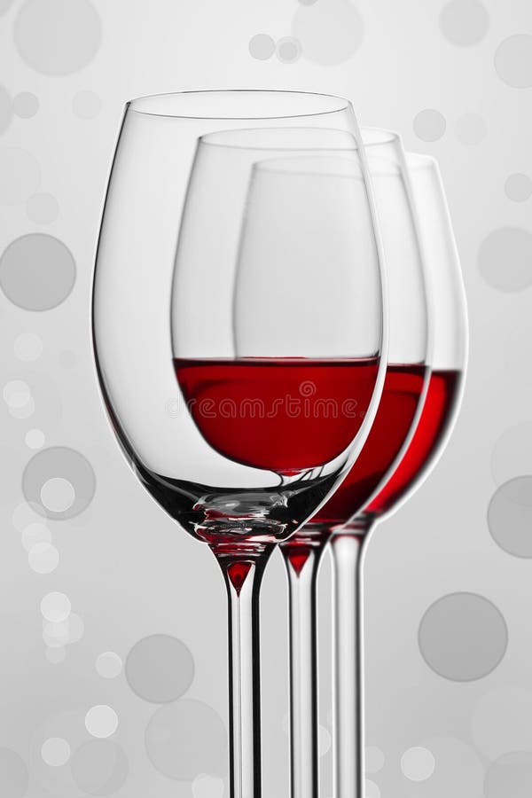 Μια σύνθεση τρία wineglasses στοκ φωτογραφία με δικαίωμα ελεύθερης χρήσης Μια σύνθεση τρία wineglasses στοκ φωτογραφία με δικαίωμα ελεύθερης χρήσης