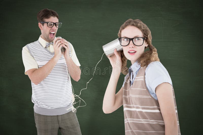 Μια σύνθετη εικόνα του geeky ζεύγους hipster που μιλά με το τηλέφωνο δοχείων κασσίτερου στοκ φωτογραφία με δικαίωμα ελεύθερης χρήσης Μια σύνθετη εικόνα του geeky ζεύγους hipster που μιλά με το τηλέφωνο δοχείων κασσίτερου στοκ φωτογραφία με δικαίωμα ελεύθερης χρήσης