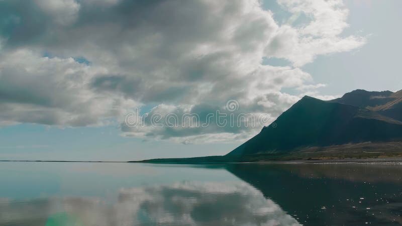 μια τεράστια λίμνη δίπλα σε ένα μεγάλο βουνό στοκ εικόνα
