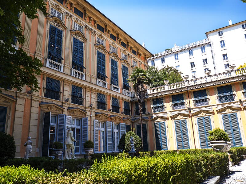 μια φορά η γενοκτονία μιας βασιλικής πόλης είναι γεμάτη παλάτια και γκαλερί. η γένοβα έχει το παρατσούκλι la superba λόγω του ένδοξου παρελθόντος της και των εντυπωσιακών ορόσημων της. μέρος της παλιάς πόλης της γένοβας συμπεριλήφθηκε στον κατάλογο παγκόσμιας κληρονομιάς unesco το 2006, είναι η γενέτειρα του χριστόφορου κολόμβου και νικόλο παγκανίνι. χρωματικό χάος και γοητεία είναι κοινά εδώ