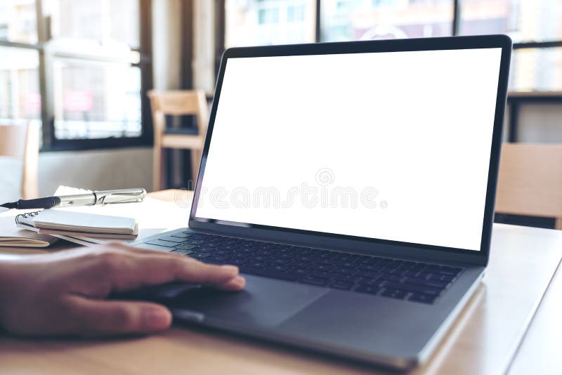 Μια χρησιμοποίηση χεριών και σχετικά με το lap-top touchpad με την κενή άσπρη οθόνη υπολογιστών γραφείου καθμένος στην αρχή στοκ εικόνες Μια χρησιμοποίηση χεριών και σχετικά με το lap-top touchpad με την κενή άσπρη οθόνη υπολογιστών γραφείου καθμένος στην αρχή στοκ εικόνες