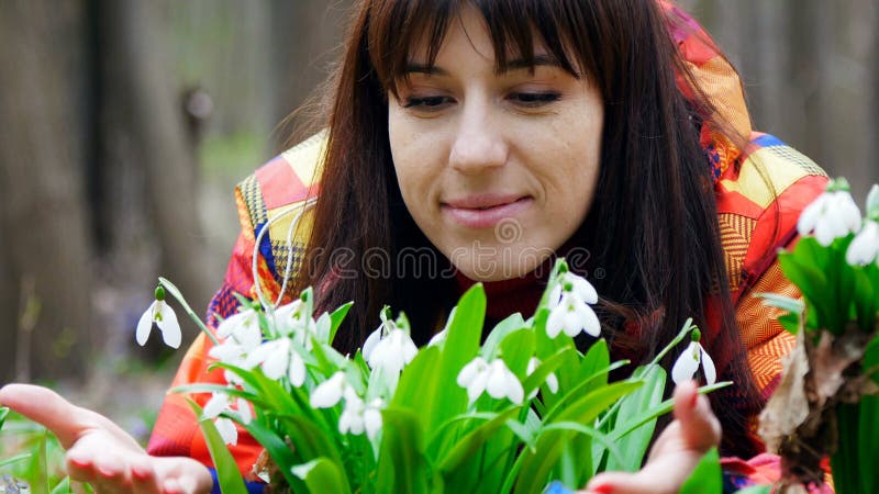 Μια όμορφη γυναίκα απολαμβάνει snowdrops σε ένα δάσος άνοιξη απόθεμα βίντεο Μια όμορφη γυναίκα απολαμβάνει snowdrops σε ένα δάσος άνοιξη απόθεμα βίντεο