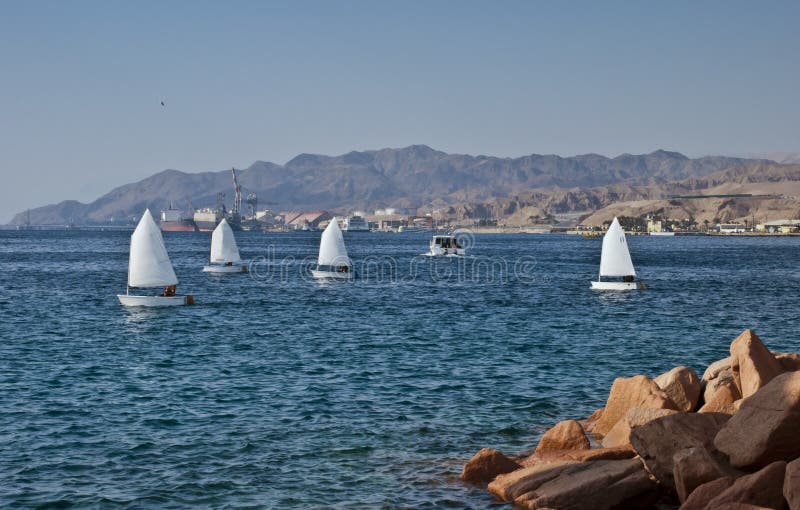 Μικρά γιοτ στον κόλπο Eilat, Ισραήλ στοκ φωτογραφία με δικαίωμα ελεύθερης χρήσης Μικρά γιοτ στον κόλπο Eilat, Ισραήλ στοκ φωτογραφία με δικαίωμα ελεύθερης χρήσης