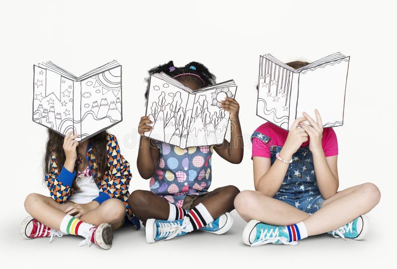 Μικρά παιδιά που διαβάζουν τα βιβλία ιστορίας