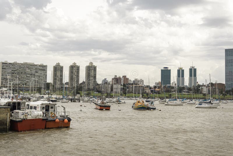 Μικρές βάρκες και sailboats στην ακτή του Μοντεβίδεο Puerto που βουτά στην Ουρουγουάη στοκ φωτογραφίες με δικαίωμα ελεύθερης χρήσης Μικρές βάρκες και sailboats στην ακτή του Μοντεβίδεο Puerto που βουτά στην Ουρουγουάη στοκ φωτογραφίες με δικαίωμα ελεύθερης χρήσης