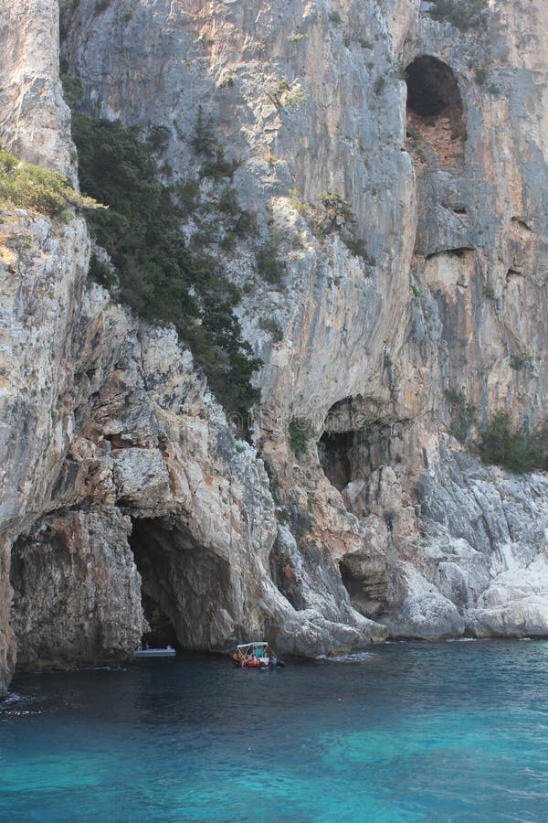 Μικρές βάρκες που εισάγονται σε μια σπηλιά στο εθνικό πάρκο του Κόλπου Orosei και Gennargentu - Σαρδηνία στοκ φωτογραφίες με δικαίωμα ελεύθερης χρήσης Μικρές βάρκες που εισάγονται σε μια σπηλιά στο εθνικό πάρκο του Κόλπου Orosei και Gennargentu - Σαρδηνία στοκ φωτογραφίες με δικαίωμα ελεύθερης χρήσης