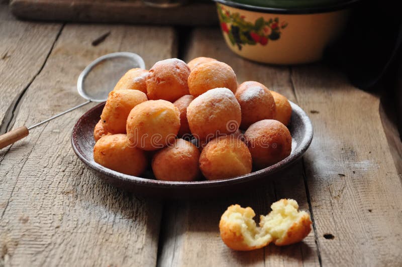 Μικρές σφαίρες πρόσφατα ψημένα σπιτικά doughnuts ι τυριών εξοχικών σπιτιών στοκ εικόνα Μικρές σφαίρες πρόσφατα ψημένα σπιτικά doughnuts ι τυριών εξοχικών σπιτιών στοκ εικόνα