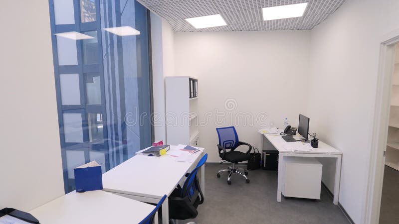 Μικρή άποψη γραφείων Μη εργάσιμος χρόνος στην αρχή Σύγχρονο συμπαγές δωμάτιο γραφείων με διάφορους τερματικούς σταθμούς και φωτει στοκ φωτογραφίες με δικαίωμα ελεύθερης χρήσης Μικρή άποψη γραφείων Μη εργάσιμος χρόνος στην αρχή Σύγχρονο συμπαγές δωμάτιο γραφείων με διάφορους τερματικούς σταθμούς και φωτει στοκ φωτογραφίες με δικαίωμα ελεύθερης χρήσης