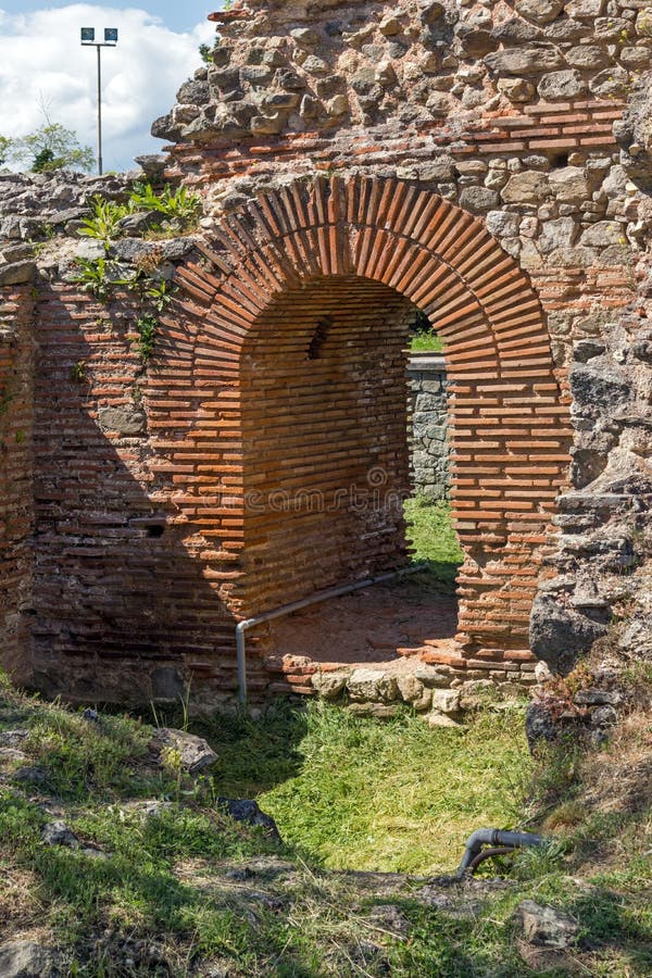 Μικρή είσοδος της ρωμαϊκής πόλης Diocletianopolis, κωμόπολη Hisarya, Βουλγαρία στοκ φωτογραφία με δικαίωμα ελεύθερης χρήσης Μικρή είσοδος της ρωμαϊκής πόλης Diocletianopolis, κωμόπολη Hisarya, Βουλγαρία στοκ φωτογραφία με δικαίωμα ελεύθερης χρήσης