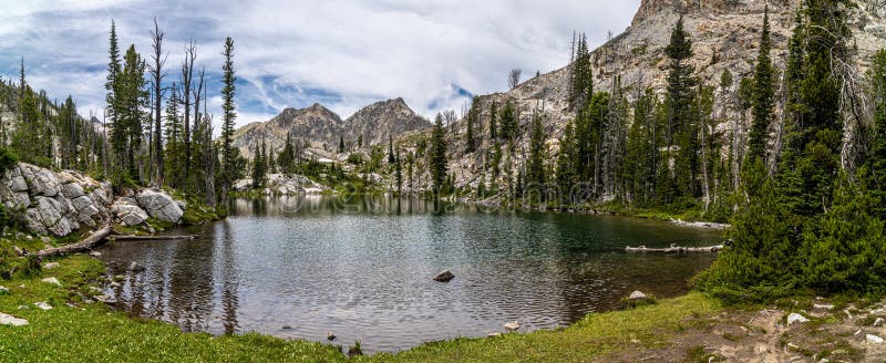 μικρή λίμνη δίπλα στη λίμνη sawtooth στοκ εικόνες
