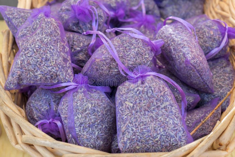 Μικροί σάκοι με το ξηρό lavender χορτάρι που πωλείται στην τοπική αγορά πόλεων Προβηγκία στοκ εικόνες Μικροί σάκοι με το ξηρό lavender χορτάρι που πωλείται στην τοπική αγορά πόλεων Προβηγκία στοκ εικόνες