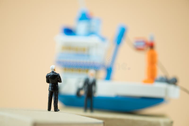 Μικροσκοπικά άτομα : επιχειρηματίας διαπραγμάτευση παγκόσμιας επιχειρηματικής επιμελητείας εισαγωγή στοκ φωτογραφία με δικαίωμα ελεύθερης χρήσης Μικροσκοπικά άτομα : επιχειρηματίας διαπραγμάτευση παγκόσμιας επιχειρηματικής επιμελητείας εισαγωγή στοκ φωτογραφία με δικαίωμα ελεύθερης χρήσης