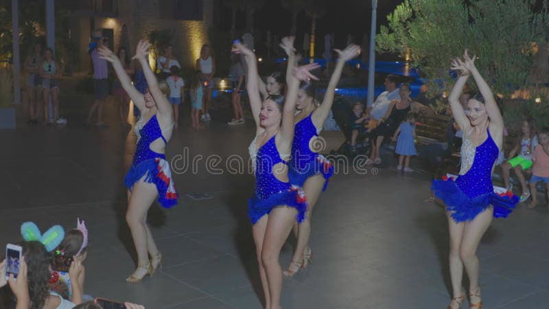 μικρού μήκους ταινία που δείχνει όμορφους χορευτές που παίζουν μπροστά σε τουρίστες με πρόγραμμα ψυχαγωγίας. απόθεμα βίντεο