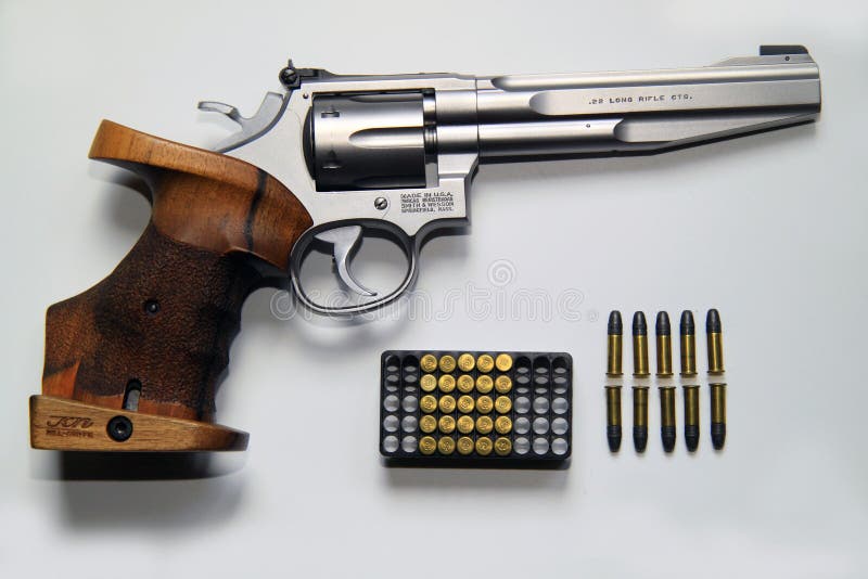 Μικρό caliber Smith και Wesson αθλητικό όπλο περίστροφων με τα σχετικά πυρομαχικά στοκ εικόνα με δικαίωμα ελεύθερης χρήσης Μικρό caliber Smith και Wesson αθλητικό όπλο περίστροφων με τα σχετικά πυρομαχικά στοκ εικόνα με δικαίωμα ελεύθερης χρήσης